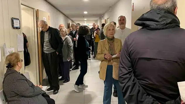 19 bin seçmenin kayıtlı olduğu okulda oy verme işlemi devam ediyor
