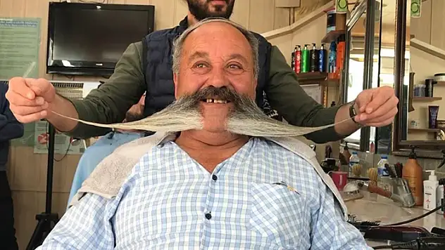 19 yıldır kesmiyor, aylık bakımına 2 bin TL ödüyor! Bayburtlu Pala'nın bıyıklarını gören hayrete düşüyor!
