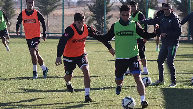 1922 Konyaspor taktik çalışıyor 
