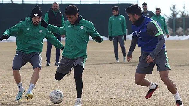 1922 KONYASPOR TOPBAŞI YAPIYOR

