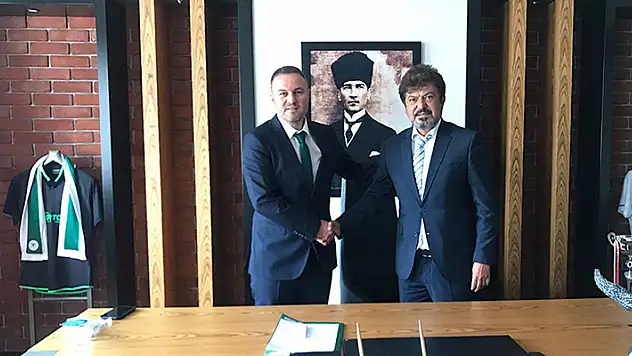 1922'de Hakan Ünal imzayı attı
