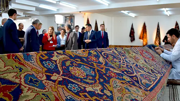 2. Abdülhamit'in Lahey'deki Barış Sarayı'na hediye ettiği Hereke halısı onarılıyor
