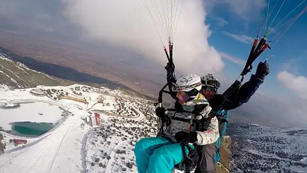 2 bin 950 metrede göl manzaralı kayak ve paraşüt keyfi