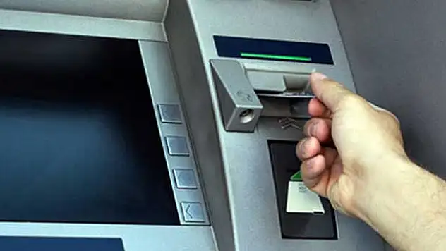 2 bin lirasını bankamatikte unuttu
