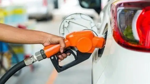 2 Eylül Cuma itibariyle motorin 2 lira, benzin 1 lira 25 kuruş ucuzlayacak