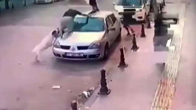 2 genç, köpek saldırısından aracın üzerine çıkarak kurtuldu
