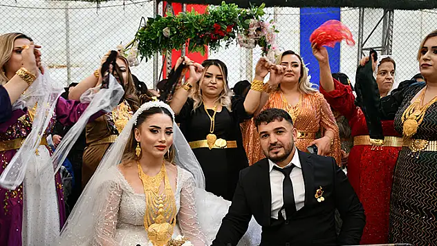 2 gün 2 gece süren aşiret düğününde gelin ile damada 2 milyon liralık takı takıldı
