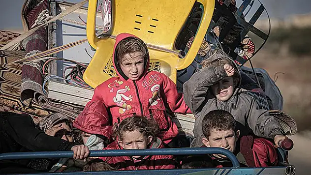 2 günde 25 bin Suriyeli daha Türkiye sınırı yakınlarına göç etti