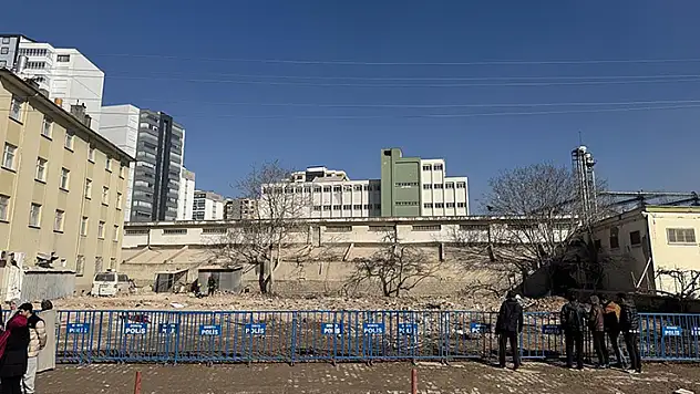 2 kişinin öldüğü binanın çökmesiyle ilgili 5'i tutuklu 10 sanık hakim karşısında