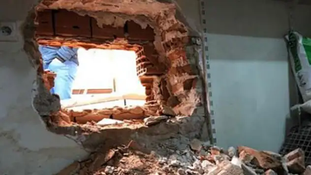 2 milyon lira değerindeki 10 kilogram altını çalarak kaçtılar