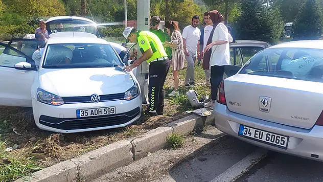 2 otomobil çarpıştı 3'ü hemşire 7 yaralı
