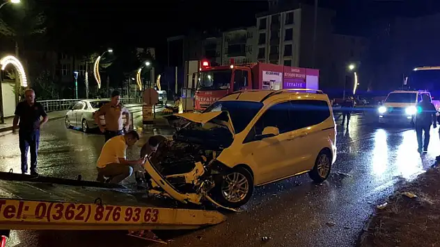 2 otomobil kavşakta çarpıştı: 4 yaralı
