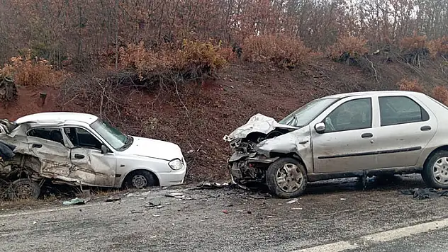 2 otomobilin çarpıştığı kazada 1 ölü, 2 yaralı