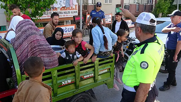 2'si bebek 8'i çocuk tam 16 kişi bindi, minibüs değil motosiklet
