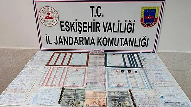 2 tefecilik şüphelisinin evinden 4 milyon 325 bin liralık 59 senet ve 20 tapu belgesi çıktı

