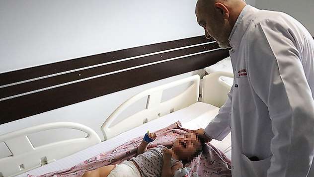 2 yaşındaki çocuğa, yanağından alınan yama ile idrar kanalı oluşturuldu