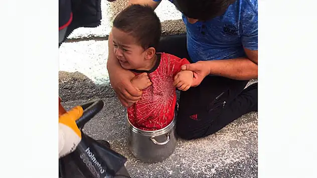 2 yaşındaki çocuk düdüklü tencereye sıkıştı