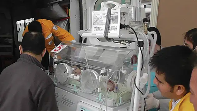 20 günlük Suriyeli bebek kuvözle Konya'ya getirildi