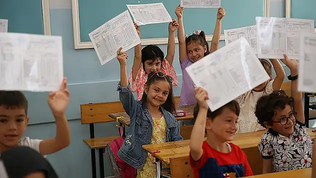 20 milyonu aşkın öğrenci yarın 'karne heyecanı' yaşayacak
