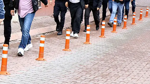 20'si muvazzaf 23 şüpheli hakkında FETÖ'den gözaltı kararı
