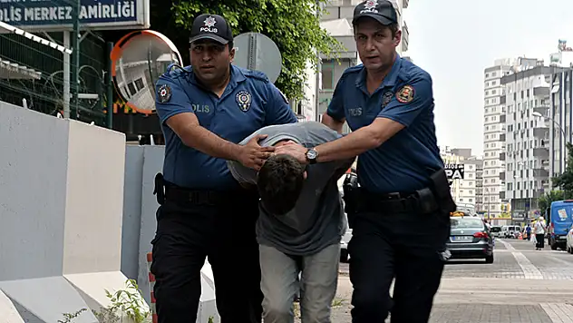 20 yaşında, 53 yıl hapisle aranan firari parkta yakalandı
