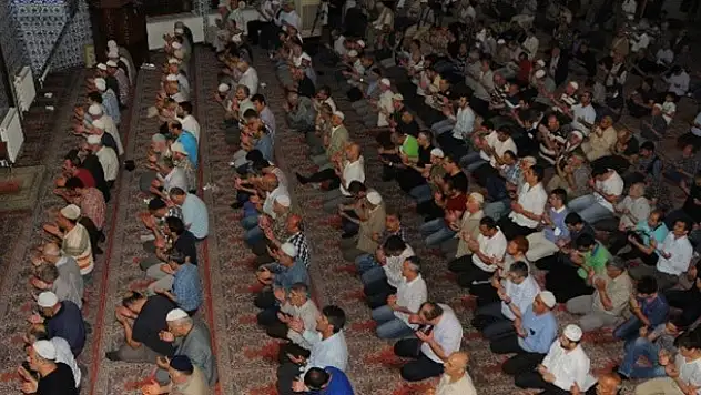 2015 Ramazan ayının ilk teravih namazı bugün!