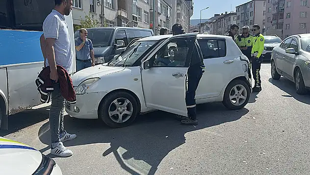 2042'ye kadar ehliyetine el konulan sürücü, otomobiliyle park halindeki halk otobüsüne çarptı