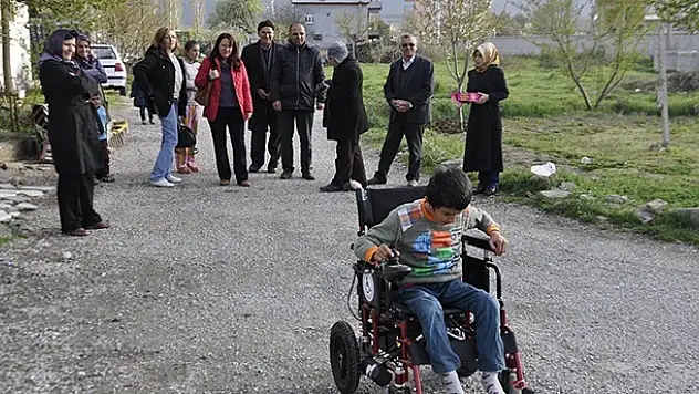 23 Nisan'da akülü arabasına kavuştu