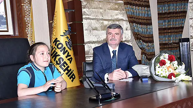 23 Nisan'da Akyürek, makamını 4. sınıf öğrencisine devretti