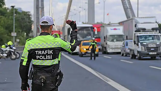 25 bin 442 araca 'çakar' cezası kesildi