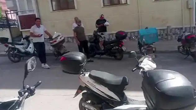 25 yerden aynı anda sipariş verildi, evin önünde kuryeler toplandı
