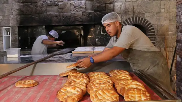 250 derece ölçülen fırının başında çalışan ustalar serinlemek için kafalarını buzlu suya sokuyor