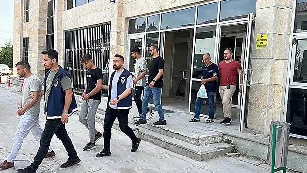 250 saat kamera görüntüsü izlenerek yakalanan 4 hırsızlık şüphelisi tutuklandı

