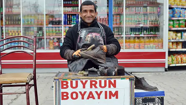 28 yıldır ekmeğini ayakkabı boyayarak kazanıyor