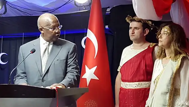 29 Ekim resepsiyonunda antik yunan kıyafeti giyen Büyükelçi görevden alındı