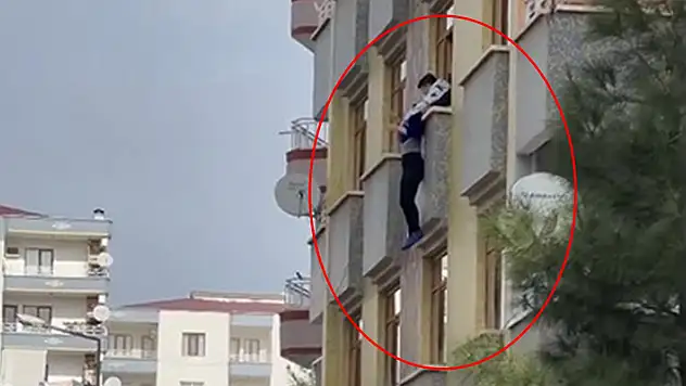 2'nci kattan atlamak isteyen kadını son anda yakalayıp kurtardılar

