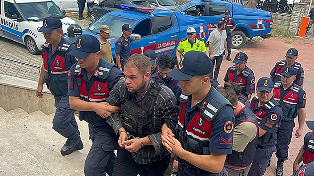 3 akrabasını bıçaklayarak öldürüp yayla evini ateşe veren şahsın mahkemedeki ifadesi ortaya çıktı
