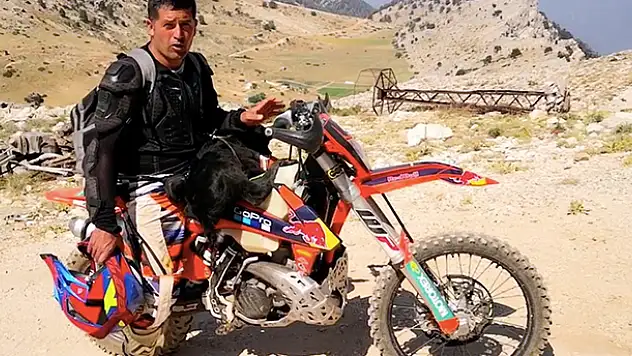 3 bin metre rakımda bulduğu yeni doğmuş buzağıyı 1.5 saat motor üzerinde taşıdı