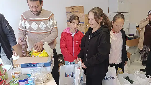 3 ilkokul öğrencisi harçlıklarıyla hazırladıkları yardım kolisini deprem bölgesine gönderdi
