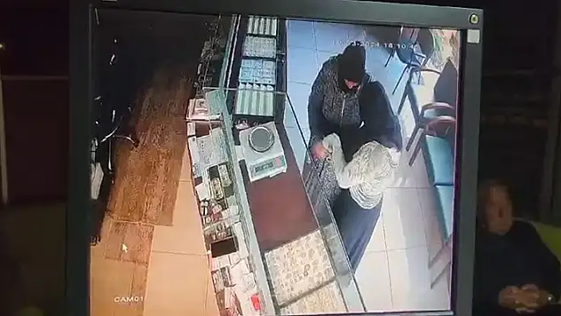 3 kadın, girdikleri kuyumcudan 1 milyon TL'lik altın çaldı, hırsızlık kamerada
