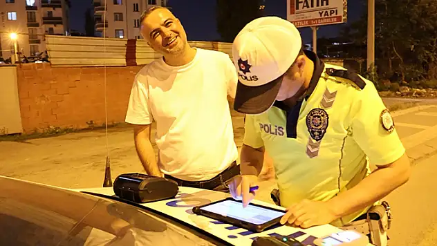 3. kez alkollü yakalanan sürücü, gülerek 'İnsanlık hali' dedi
