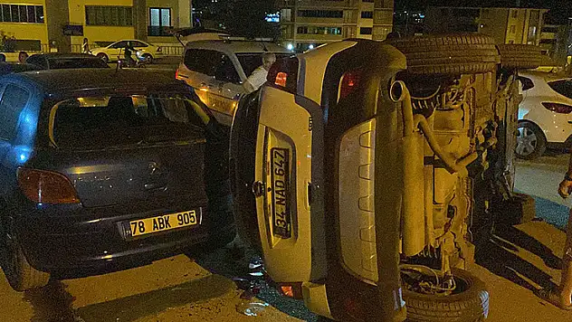 3 otomobilin karıştığı kaza kamerada 1'i çocuk, 3 yaralı