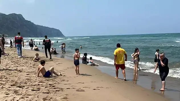 3 saatte 9 kişi boğulmaktan kurtarıldı! Denize girmek yasaklandı
