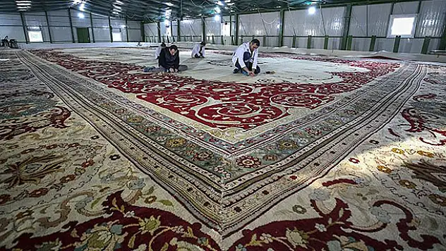 3 tonluk tarihi halı 120 yıl sonra yıkandı
