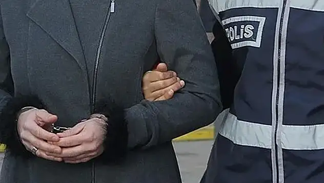 3 yaşındaki kızına alkol içiren anneye gözaltı
