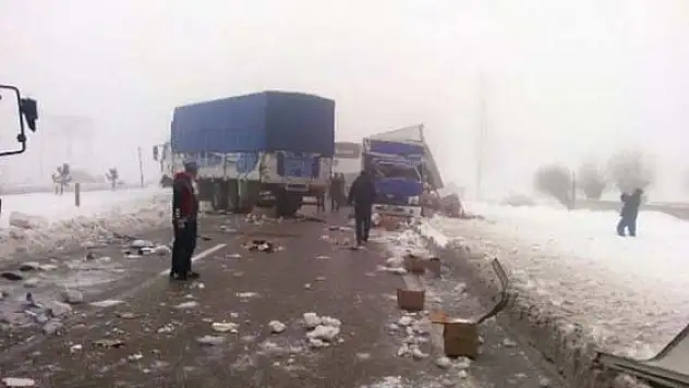 30 araç kazaya karıştı trafik kapandı