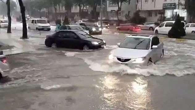 30 dakikalık sağanak hayatı felç etti
