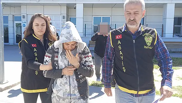 30 yıl hapis cezası olan kadın, polisi görünce pencereden atlayıp kaçmaya çalıştı
