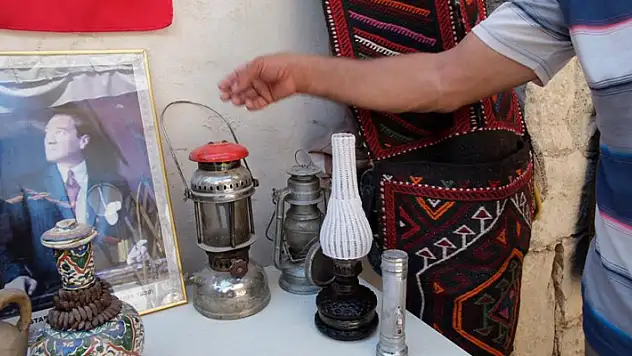 30 yıldır topladığı yaklaşık 200 yıllık eşyaları evinin bahçesinde sergiliyor