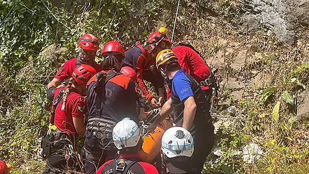 300 metrelik uçurumdaki ceset operasyonla çıkartıldı
